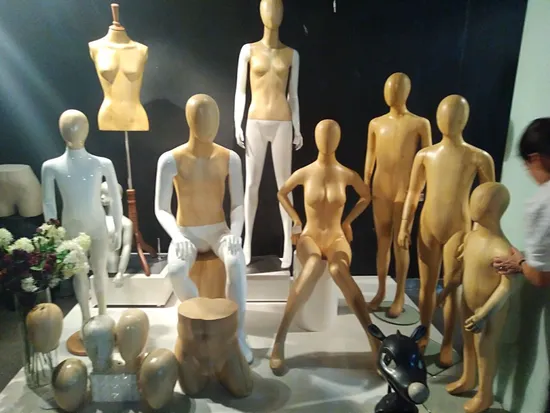 Manequim de menino de fibra de vidro com as mãos levantadas